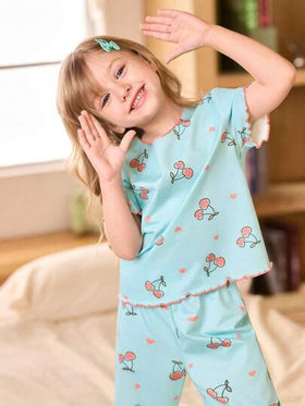 SHEIN مجموعة بيجاما 3 قطع للأطفال الصغار تتكون من ملابس علوية كم قصير مطبوعة بالكرز وبنطلون