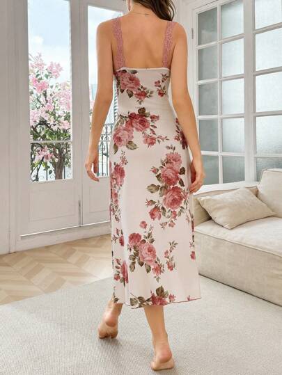 SHEIN ثوب نوم طويل مناسب للنساء بأربطة رفيعة، بطبعات زهرية وتصميم ملائم مع ألوان متباينة من الدانتيل