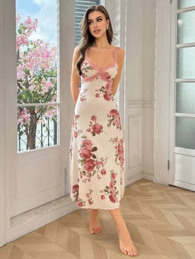 SHEIN ثوب نوم طويل مناسب للنساء بأربطة رفيعة، بطبعات زهرية وتصميم ملائم مع ألوان متباينة من الدانتيل
