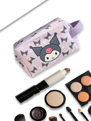 Sanrio حقيبة مستحضرات تجميل جلد اصطناعي بتصميم سانريو هالو كيتي وكورومي وسيناموريل وماي ميلودي وبوشاكو، حقيبة نسيج عريضة القدرة الاستيعابية كبيرة بنمط كرتوني كيروكيرو مناسبة للياقة البدنية والتخييم والسفر والهدايا الحفلات
