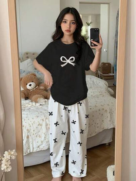 SHEIN Leap Crew بيجامة مجموعة فضفاضة منمقة للفتيات المراهقات ، تتكون من قميص بياقة مستديرة وأكمام قصيرة وبنطلون ، مناسبة للصيف