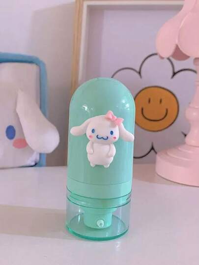 Sanrio زجاجة بلاستيكية سعة 30 مل لتوزيع المستحضرات مع علامة سانريو. هذه الزجاجات المضغوطة فراغيًا والمريحة لتوزيع العينات من مستحضرات التجميل والعناية بالبشرة ومنظفات الوجه مناسبة للسفر والضرورية للرحلات التجارية.