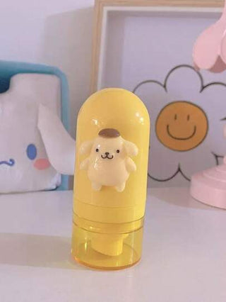 Sanrio زجاجة بلاستيكية سعة 30 مل لتوزيع المستحضرات مع علامة سانريو. هذه الزجاجات المضغوطة فراغيًا والمريحة لتوزيع العينات من مستحضرات التجميل والعناية بالبشرة ومنظفات الوجه مناسبة للسفر والضرورية للرحلات التجارية.