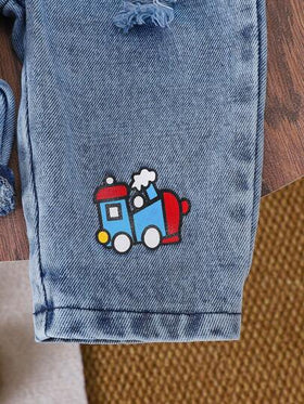 SHEIN Playful Pals قطعة واحدة جمبسوت جينز للأولاد الرضع، طباعة كرتونية جميلة للديناصور والسيارة والحرف، جمبسوت كاجوال مع تي شيرت/قميص مطابق، أشرطة قابلة للتعديل، ملابس صيفية عصرية للاستخدام اليومي