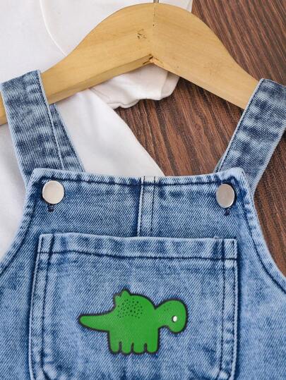 SHEIN Playful Pals قطعة واحدة جمبسوت جينز للأولاد الرضع، طباعة كرتونية جميلة للديناصور والسيارة والحرف، جمبسوت كاجوال مع تي شيرت/قميص مطابق، أشرطة قابلة للتعديل، ملابس صيفية عصرية للاستخدام اليومي