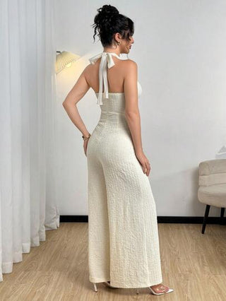 Modelyn مجموعة من البذلة الحريرية التي تتكون من الكامي بحمالات رفيعة والسروال الطويل الواسع مزودة بإبزيم معدني