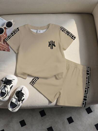 SHEIN Playful Pals طقم كاجوال مكون من تيشيرت قصير الأكمام بياقة دائرية وشورت للأولاد الصغار بطباعة لوحة ومرقع، إطلالة صيفية