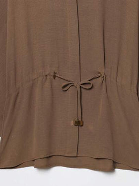 طقم نسائي مكون من قطعتين، لون أحادي، ملابس علوية كاجوال فضفاض بياقة مقلوبة وأكمام 7/8 مع سحاب، وبنطال بخصر مطاطي وساق واسعة
