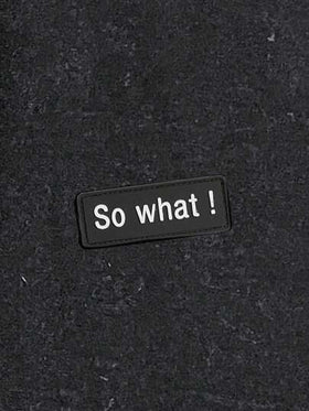 Manfinity Joysei تيشرت كاجوال أسود أثر غسيل مع رقعة كلمة "So What"، مناسب للصيف، هدية للأصدقاء