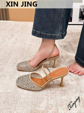 Xin Jing Shoes أحذية نسائية أنيقة ذات كعب عالي، كاجوال وجذاب بتصميم عصري، برؤوس مستديرة مرصعة بالراين ستون وظهر مفرغ، كعب متوسط مناسب للتنقل والمواعدة