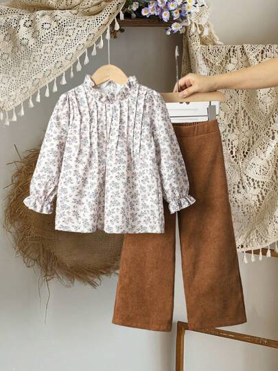 SHEIN Vintaside Kids 2 قطعة/مجموعة قميص مزين بالأزهار الصغيرة مع أكمام مجعدة وياقة مضاعفة وبنطلون بساق واسعة مصنوع من الفلفت الأنيق لفتاة