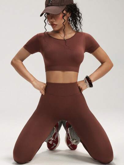 Sport Studio XYH106 مجموعة بنطلون وفوق للنساء تشمل ملابس علوية رياضية قصيرة الأكمام وظهر مكشوف، طراز أنيق للصيف