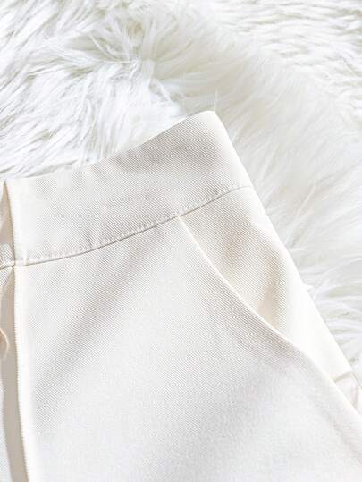 SHEIN Clasi شورت أنيق وبسيط للنساء بجيوب عملية وأزرار زخرفية في قصة A-Line، باللون الأحادي، مناسب للربيع والصيف
