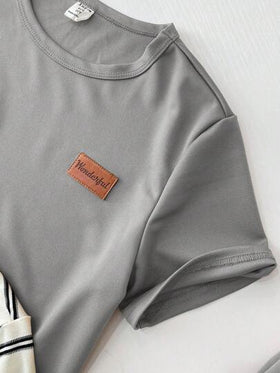 SHEIN مجموعة من 4 قطع لصبي بتصميم خطوط مصمم رياضي بفتحة رقبة وأكمام قصيرة مع بنطال، مناسب لارتداء في الخروجات والمدرسة واليومي والرياضة، للربيع والصيف
