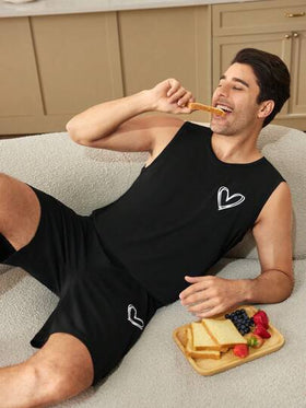 SHEIN طقم سترة بلا أكمام ذات طباعة قلب وبيجامة للاستخدام المنزلي للرجال