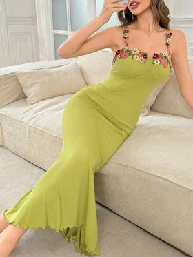 SHEIN فستان كاجوال منزلي للنساء بطبعة مطرزة زهور وعشب أخضر