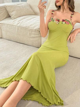SHEIN فستان كاجوال منزلي للنساء بطبعة مطرزة زهور وعشب أخضر