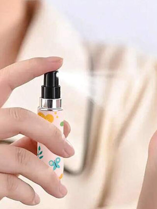 1/4 قطع زجاجة رذاذ العطر المزخرفة بطباعة الأزهار الملونة، زجاجة عطر قابلة لإعادة الملء من الأسفل، زجاجة مستحضرات التجميل الصغيرة، عطر، أداة تعبئة قطرات نقية، متعددة الألوان للاختيار، هدية عيد ميلاد للعائلة والأصدقاء، هدية المناسبات، محمول للسفر 5مل