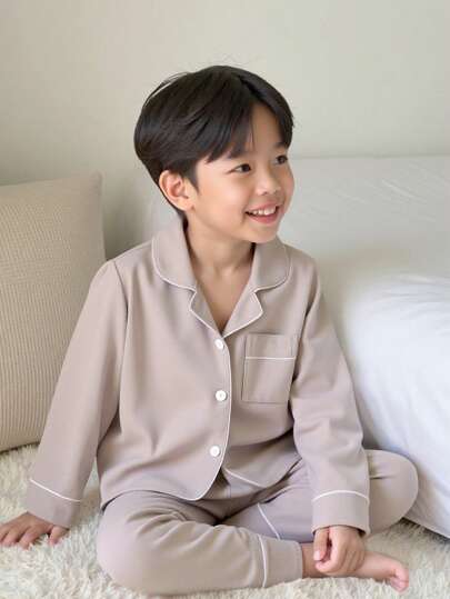 SHEIN Genkimix Kids طقم بيجامة كاجوال لأولاد الأطفال الصغار بتصميم جيب وياقة ماندرين بلون خاكي 2 قطعة