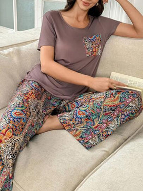 SHEIN طقم بيجامة نسائي كاجوال مطبوع من البلوزة بياقة طاقم وجيب وبنطلون