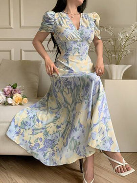 Modelyn فستان مناسب مزين بلؤلؤة أزرار متقاطعة الرقبة ذو أكمام منتفخة