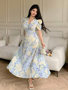 Modelyn فستان مناسب مزين بلؤلؤة أزرار متقاطعة الرقبة ذو أكمام منتفخة