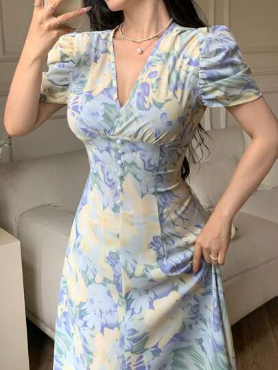 Modelyn فستان مناسب مزين بلؤلؤة أزرار متقاطعة الرقبة ذو أكمام منتفخة