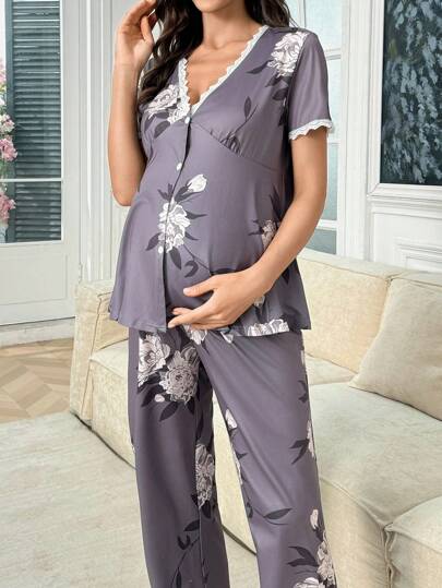 Shein Underwear&Sleepwear Maternity طقم نوم نسائي مزخرف بطباعة الأزهار وحافة من التل على الرقبة V مع سراويل قصيرة، مناسب للحمل