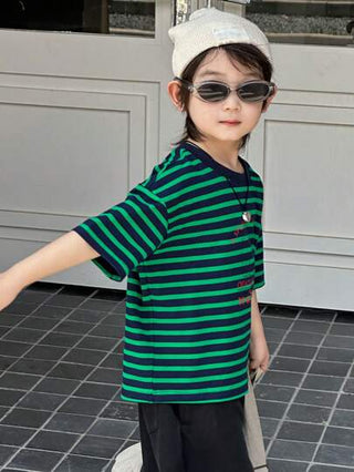 DAZY قميص T-shirt صيفي منقوش بألوان وتصميم كرتوني مرتب مع شريط جرافيك كبير الحجم لطفل صغير