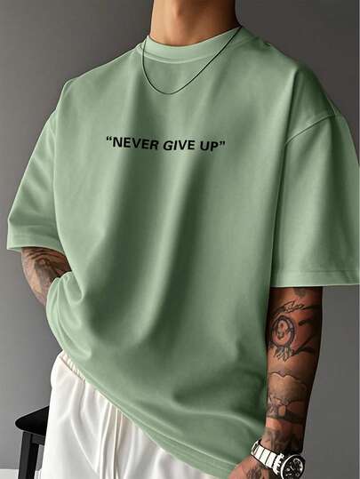 قميص T-shirt كاجوال للرجال ذو أكمام قصيرة منخفضة الكتف بطباعة رسوم حرفية للصيف
