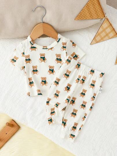 SHEIN طقم بيجامة بنقشة الدب الجميل ذات أكمام قصيرة 2 قطعة للأطفال الصغار