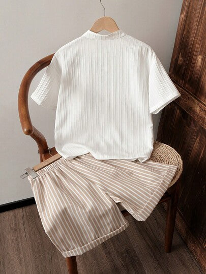 SHEIN Vacaura ملابس تتكون من قميص قطن نسيج مخطط بياقة عالية مع شورت مخطط للفتيان العصريين (2 قطعة), مريحة وعصرية