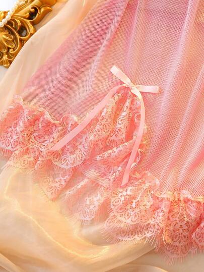 لانجيري حريمي DelicateAllure طقم قميص نوم، قطعتان، مزخرف بالدانتيل والشبكة مكشوف الكتفين، بتنورة غير متماثلة الذيل المكسر