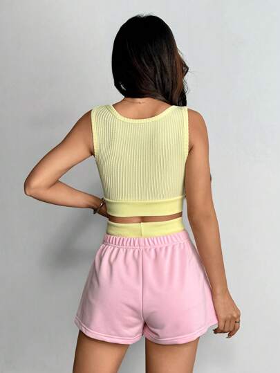 PETITE قطعتان من مجموعة الصيف للسيدات، سترة مطبوع عليها حرف ،و شورت بخطوط ملونة مقابلة، مجموعة ملابس نسائية مكونة من قطعتين، صيفية مناسبة للعطلات لون أصفر زبدي