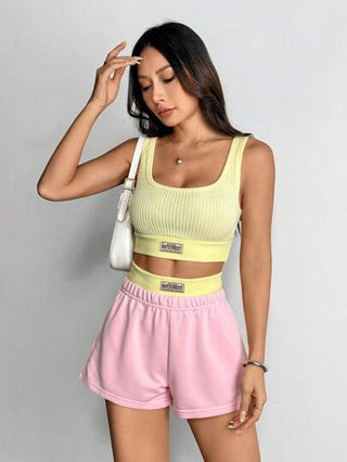 PETITE قطعتان من مجموعة الصيف للسيدات، سترة مطبوع عليها حرف ،و شورت بخطوط ملونة مقابلة، مجموعة ملابس نسائية مكونة من قطعتين، صيفية مناسبة للعطلات لون أصفر زبدي
