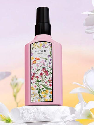 PEACH JO+ زجاجة رذاذ عطر للملابس بحجم 100 مل ذات رائحة خفيفة وطويلة الأمد وطازجة، مناسبة للملابس والحمام والغرفة والخزانة والصالة المعيشية وكهدية عيد ميلاد/تخرج