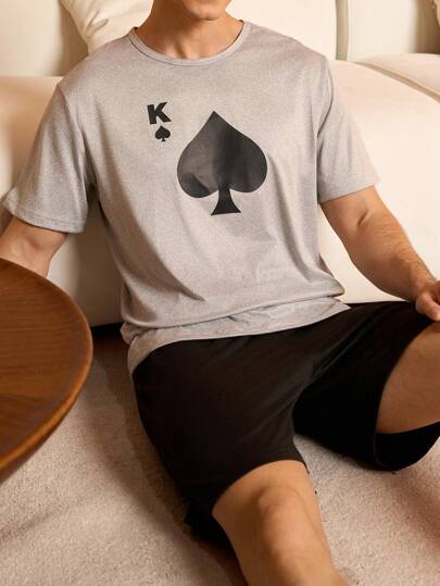 SHEIN طقم بيجامة رجالي بطبعة ورق لعب قصير الأكمام وشورت