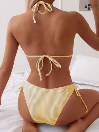 طقم تانكيني حريمي Swim Vcay طقم بكيني به خطوط عشوائية مطبوعة، لباس علوي بحمالات رفيعة وشورت سباحة مربوط الجوانب