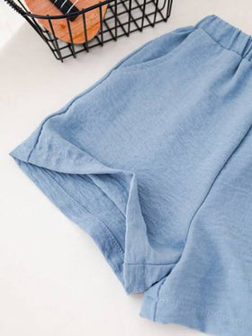 SHEIN مجموعة قميص أكمام قصيرة فضفاضة بنقشة أوراق بيضاء وشورت خصر مطاطي مناسبة للأولاد الرضع في الصيف للحفلات والمناسبات مثل عيد الميلاد وحفلات المساء والأعراس وحفلات استقبال المولود الجديد وعيد الميلاد الأول