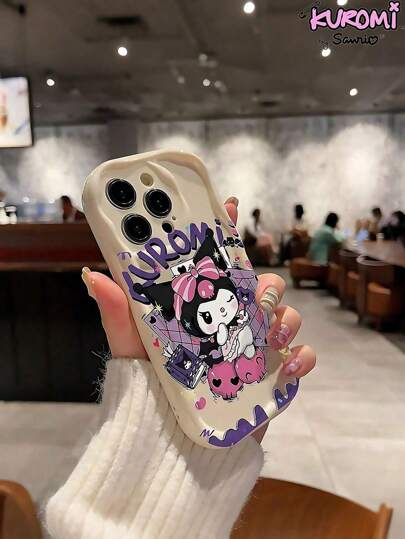 Sanrio كفر هاتف آي فون Kuromi الجذاب متوافق مع موديلات 11/12/13/14/15/16 آيفون برو/برو ماكس/بلس، غطاء بلماع ولين باللون البنفسجي الغوطي مزين برسوم كارتونية وفيونكة جميلة للبنات والمراهقات