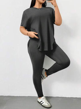 SHEIN Essnce مجموعة قطعتين تي شيرت أسود أكمام قصيرة وسراويل ليجنز متساق للبس اليومي والرياضة الكاجوال للمرأة البدينة, ملابس مريحة وبسيطة مناسبة للخروج والمطار وأوقات الراحة الصيفية، ملابس أنيقة أنماط Y2K والحد الأدنى، ملابس للكنيسة