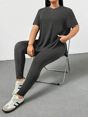 SHEIN Essnce مجموعة قطعتين تي شيرت أسود أكمام قصيرة وسراويل ليجنز متساق للبس اليومي والرياضة الكاجوال للمرأة البدينة, ملابس مريحة وبسيطة مناسبة للخروج والمطار وأوقات الراحة الصيفية، ملابس أنيقة أنماط Y2K والحد الأدنى، ملابس للكنيسة
