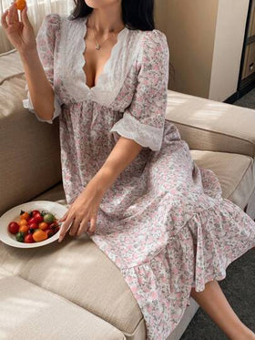 DAZY فستان نوم للنساء بياقة على شكل حرف V وخصر مربوط، بتصميم رومانسي مزخرف بنقشات زهور صغيرة وتطريز دانتيل، مناسب للعودة إلى المدرسة، وللبس في فصل الخريف والشتاء رمضان