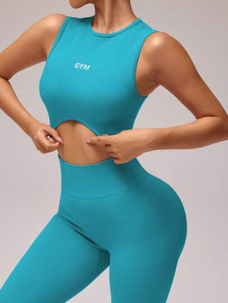 Sport Studio طقم رياضي للنساء من توب كروب مطبوع عليه حروف وليغنز