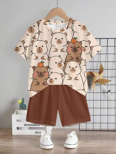 SHEIN مجموعة قصيرة الأكمام والشورت مكونة من 2 قطعة، رسمة كرتونية لقارب الماء والكابيبارا، ملائمة للأطفال الصغار في الصيف، ملابس أطفال صيفية للأولاد الرضع بتصميم بسيط ومريح، ملابس أطفال صيفية للأولاد الرضع بتصميم الدب