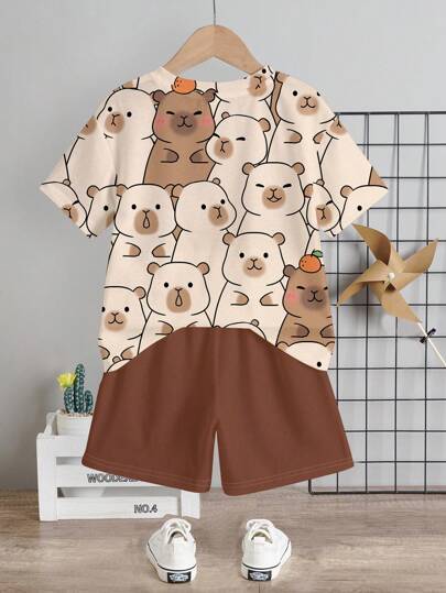SHEIN مجموعة قصيرة الأكمام والشورت مكونة من 2 قطعة، رسمة كرتونية لقارب الماء والكابيبارا، ملائمة للأطفال الصغار في الصيف، ملابس أطفال صيفية للأولاد الرضع بتصميم بسيط ومريح، ملابس أطفال صيفية للأولاد الرضع بتصميم الدب