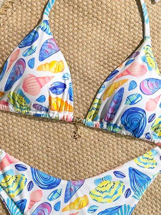 Swim Mod بيكيني مكون من قطعتين، طبعة عشوائية وقماش ذو ملمس مموج، إكسسوار على شكل نجمة بحر ذهبية، شريط خلفي مثلث للأعلى وسراويل سباحة قصيرة، طقم بيكيني جذاب