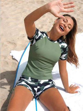 طقم تانكيني حريمي Swim Lushoire طقم ملابس صيفية تشمل قميص برقبة مستديرة وأكمام قصيرة وبنطال بطبعة الكامفلاج للبحر والمنتجعات الصيفية، بنطال سباحة بجوانب مزخرفة بأربطة جانبية بطبعة الكامفلاج