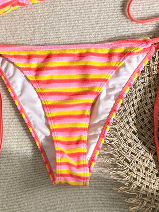 Swim Mod مجموعة بكيني بياقة عالية مربوطة بشرائط مخطط صيفية وجذابة للسيدات