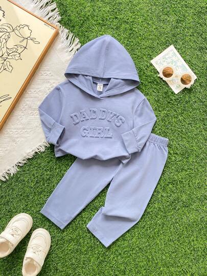 SHEIN Playful Pals طقم ملابس لأربعة فصول من عمر 0 إلى 3 سنوات لطفلة صغيرة: سويت شيرت بأكمام طويلة وحاشية مقوسة وبنطال ضيق، شعار "Daddy's Girl" ثلاثي الأبعاد، أزرق ضبابي، مصنوع من القطن، طقم ملابس خريف/شتاء